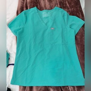 FIGS size L scrub top